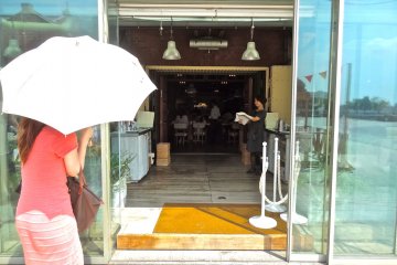 "bills" outdoor entrance before mall opening hours