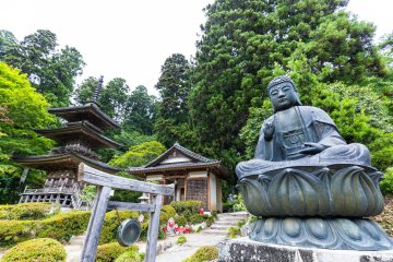 Pagode à trois étages dans un jardin japonais