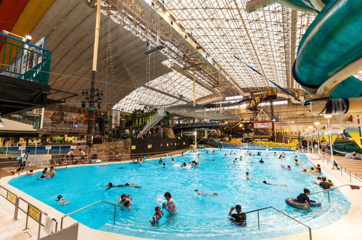 Spa Resort Hawaiians’ indoor waterpark