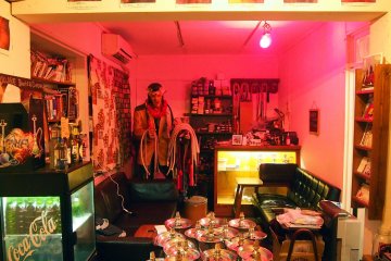 <p>Elvis Presley (the statue) enjoys shisha too.</p>