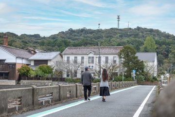 永山本家酒造場主樓（中間）