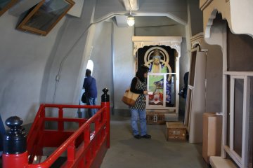 <p>Ruangan di dalam bahu Kannon-sama</p>
