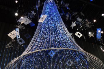 Electric power from the car battery can be used in your home if there is an emergency. At the gallery, a battery that was charged in the car illuminates an electric Christmas tree. It would be quite useful in a blackout, wouldn’t it?