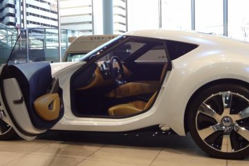 ESFLOW is a zero emission sports car. It looks so cool, and was surrounded by a ton of guys who must have been Nissan groupies!