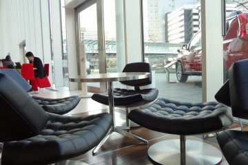 There is also a nice café inside. After strolling around this great collection of sophisticated vehicles, how about a cup of coffee in a comfortable lounge chair?