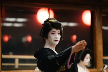 Eitaro begins to dance