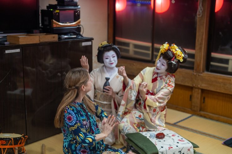 Playing traditional games with the younger geisha