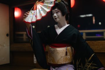 Eitaro dancing with a fan decorated with the dodo zome technique