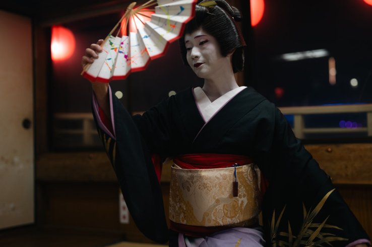Eitaro dancing with a fan decorated with the dodo zome technique