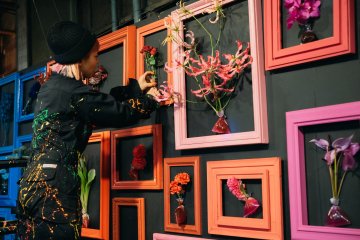One of Dodotokyo’s floral artists at work in their Keihinjima studio