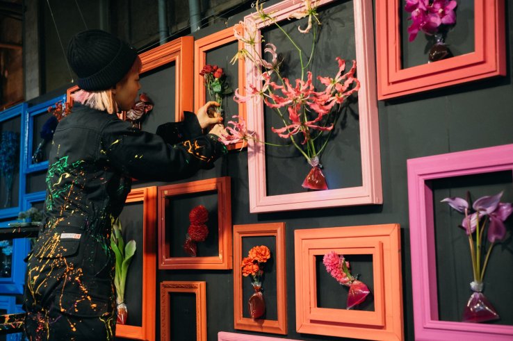 One of Dodotokyo’s floral artists at work in their Keihinjima studio