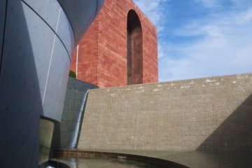 We can clearly appreciate the modern design of the museum.