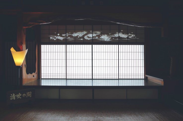 A raft motif above the window for summer