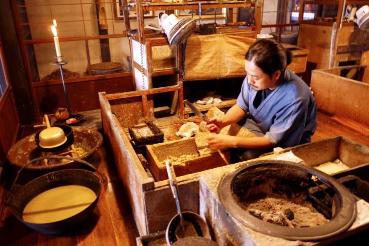 Omori Ryotaro crafts traditional Japanese candles.