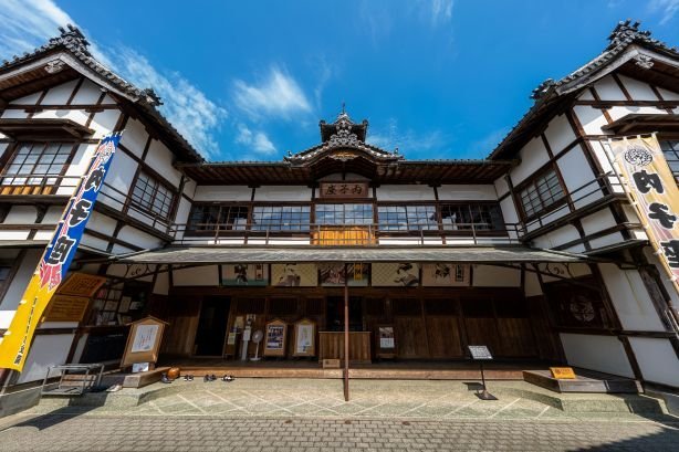 The historic Uchiko-za Theatre brings to mind a mighty castle (established in 1916, but currently under renovation and scheduled to reopen in the spring of 2029).