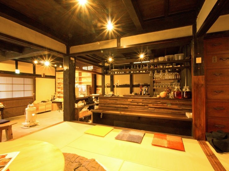 Delightful drinks and pleasant company are always on the menu in the communal area at Uchikobare.