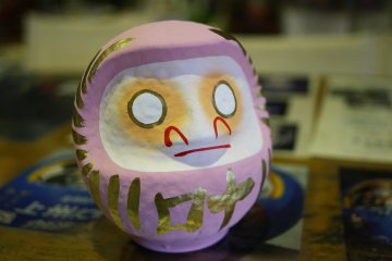<p>J'ai choisi un Daruma rose avec le kanji 叶 (kanau) : "exaucer les v&oelig;ux"</p>