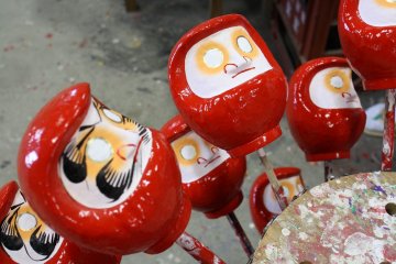 <p>Le visage de ce Daruma est pr&ecirc;t &agrave; &ecirc;tre peint par Norita-san</p>