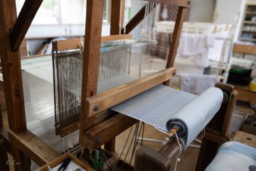 Yonaguni Ori is a textile produced in Yonaguni. It produces rustic beauty through hand dyeing and weaving in a one-of-a-kind setting.