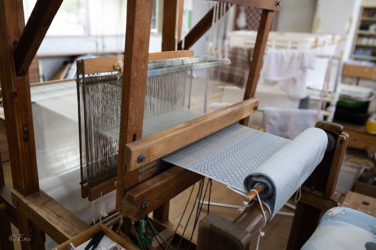 Yonaguni Ori is a textile produced in Yonaguni. It produces rustic beauty through hand dyeing and weaving in a one-of-a-kind setting.