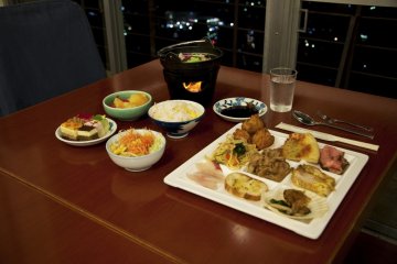 Delicious food can be chosen from a tempting buffet.
