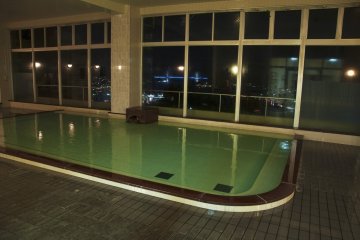 Take a bath at night and enjoy the beautiful Nagasaki nightscape.