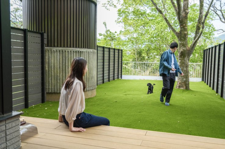 Dog-friendly deluxe suite with a private dog run