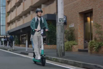 Kazunari Ninomiya traveling by LUUP e-scooter