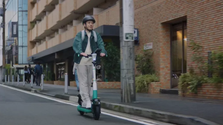 Kazunari Ninomiya traveling by LUUP e-scooter