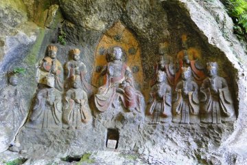 The statues to the side of the center one are the ten kings, who sit in judgement of souls