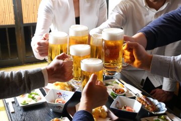 People toasting beers