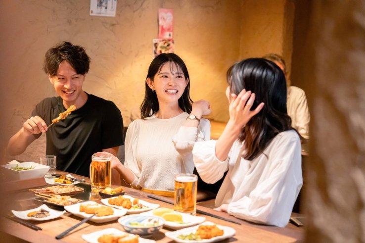 Friends catching up at an izakaya