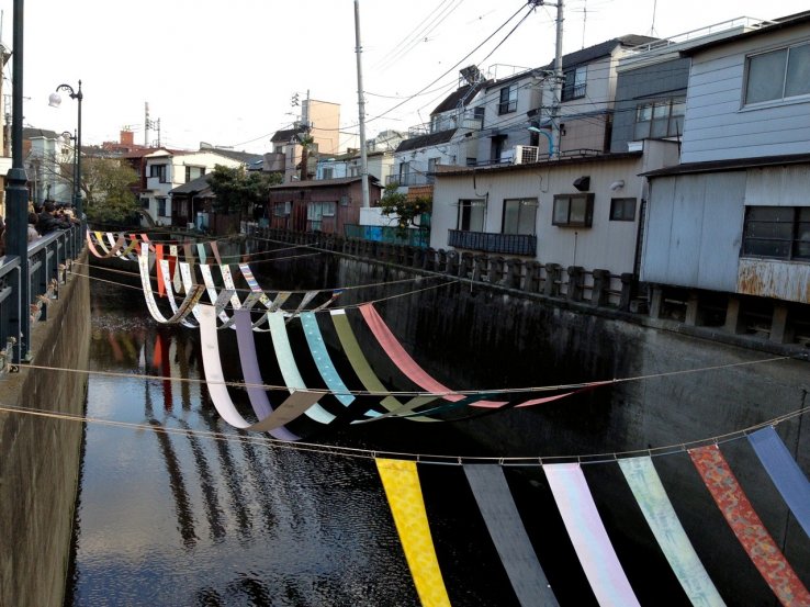 <p>Kimono silk draped for 100 meters along the Miyosoji River (2013)</p>