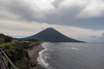 Mt. Kaimon reaching into the clouds