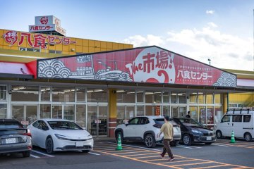 Walking into Hasshoku Center