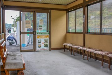 <p>Menunggu kereta anda di platform</p>
