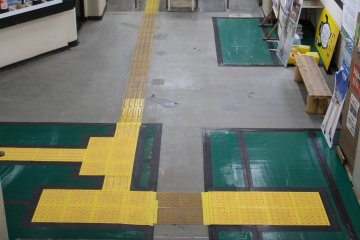 <p>Berjalan turun disini untuk menuju pintu keluar</p>
