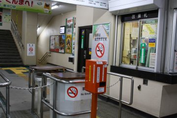 <p>Tunjukkan tiket anda kepada petugas untuk menuju ke stasiun</p>
