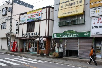 <p>Toko suvenir dan restoran untuk memanjakan diri anda</p>
