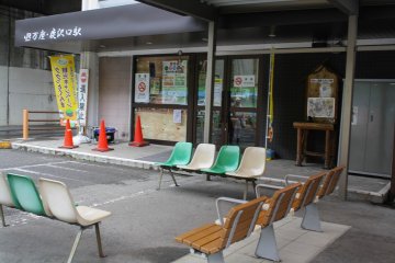 <p>Tempat yang mudah untuk menunggu bus atau taksi</p>
