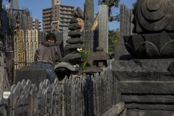 <p>This woman also pays her respect. It is said Oiwa will help you resolve if you come to her with a problem</p>