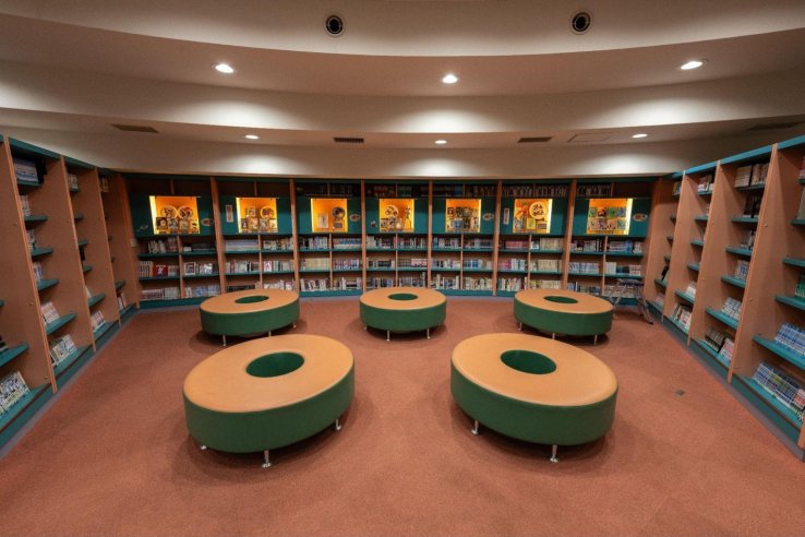 The manga library at Ishinomori Manga Museum