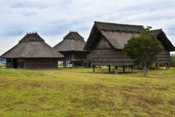 <p>The South Village contains 27 reconstructed buildings, including pit dwellings and raised-floor buildings.</p>