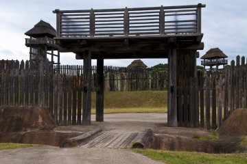 <p>Entrance gate to Minami-naikaku (Southern Inner Enclosure): This is thought to have been where successive rulers of Yoshinogari resided.</p>