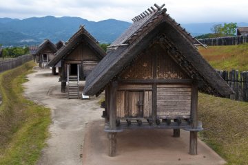 <p>Storehouses for rice and weapons at Kuratoichi.</p>
