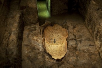 <p>Display of a genuine burial jar at Kita-funkyubo.</p>
