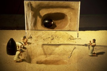 <p>Burial procedure recreation: This type of burial method using jars has been frequently discovered in northern Kyushu, especially in Saga and Fukuoka, and it is a particularly distinctive method.</p>