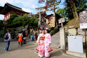  秋・紅葉・和服・地主神社