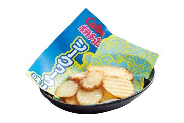 Calbee Thick-Sliced ​​Potatoes (429 JPY including tax), highlighting the Shikuwasa citrus flavor the region is known for