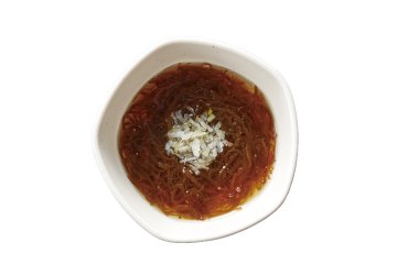 Mozuku vinegar made with Okinawan seaweed (319 JPY including tax), a light and refreshing side dish